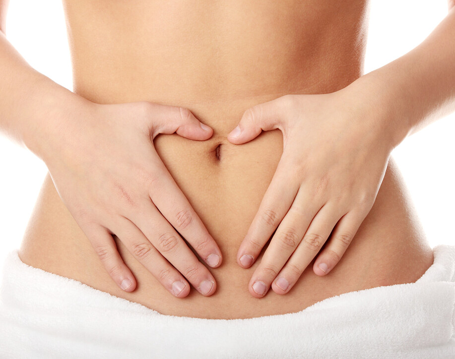 Zwei Hände liegen auf dem Bauch einer Frau